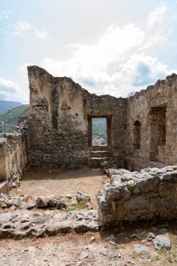 Sicilya, İtalya 'da eski bir ortaçağ şatosunun eski taş gotik kalıntıları.