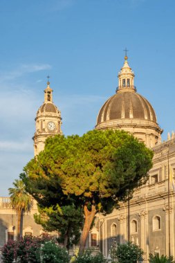 Katanya, Sicilya, İtalya: Güneşli bir günde Katedral Kubbesi ile Eski Şehir Panoraması. 