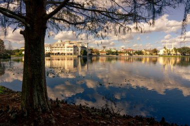 Kutlama, Orlando, Florida, ABD, 01 Ocak 2022: Gün batımındaki güzel göl manzarası.