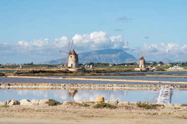 Marsala, Sicilya, İtalya 'da tuzlu hava güneşli ve arka planda bulutlar var.. 