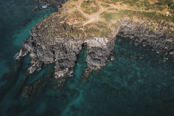 Mauritius Adası 'ndaki albiyonun yakınındaki uçurumun tepesinden insansız hava aracı vuruldu.