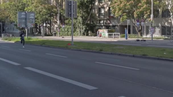 Бернард Кимели на Берлинском марафоне 2021 — стоковое видео