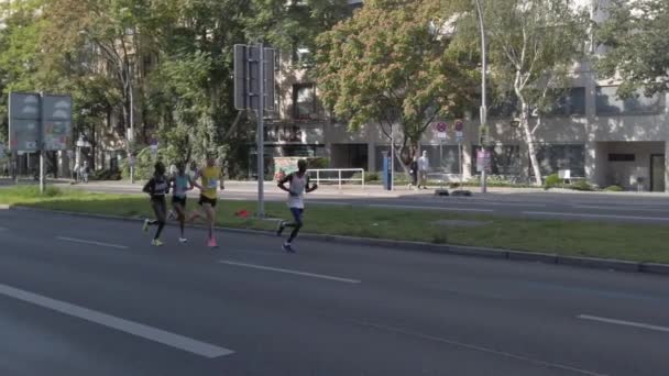 Хелен Тола и Эдит Челимо на Берлинском марафоне 2021 — стоковое видео