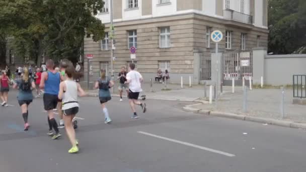 Läufer beim Berlin-Marathon 2021 nahe Kleistpark — Stockvideo