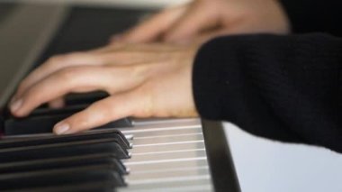 Piyano Çalan Kadın Eller 'in Yakın Çekimi, Yavaş Hareket