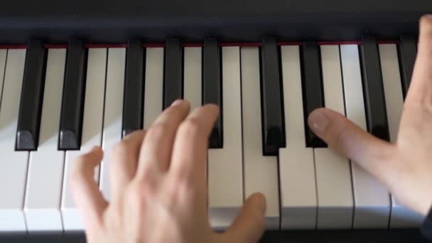 女子手弹奏钢琴、慢动作的特写 — 图库视频影像