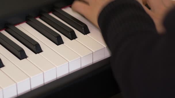 Mãos tocando o prelúdio em F Menor, o Clavier bem-temperado Parte 2 por Bach — Vídeo de Stock