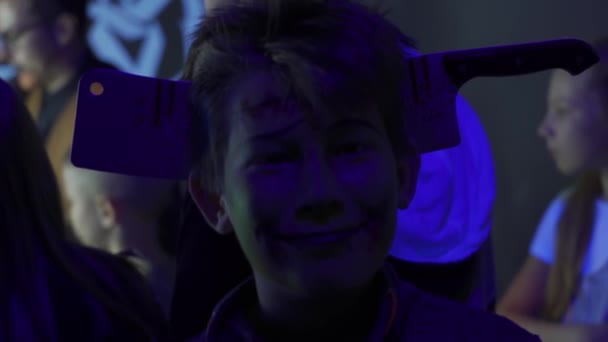 Närbild Ansikte Porträtt Barn Mörkt Rum Halloween Fest Man Med — Stockvideo