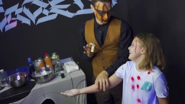 Хэллоуинская Вечеринка Человек Раскрашенным Лицом Очках Черная Рубашка Поджигает Руку — стоковое видео