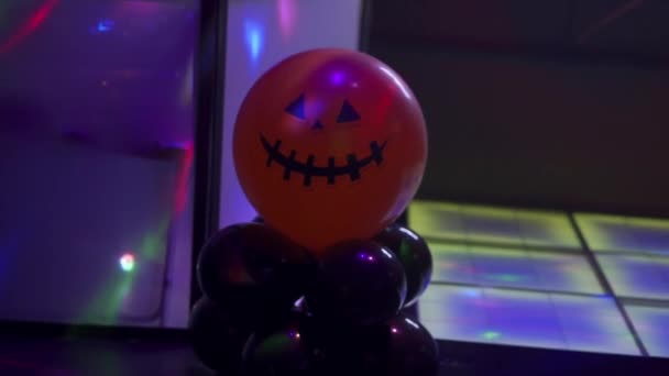 Místnost Světle Reflektorů Zdobí Černé Balónky Oranžová Koule Podobě Usměvavé — Stock video