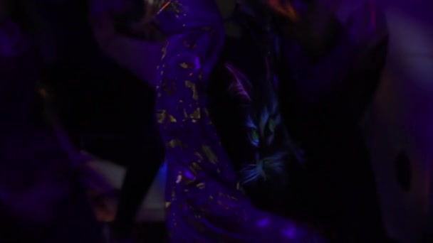 ロシア 2020年11月1日 魔女のための幸せな女の子は夜のクラブのハロウィーンパーティーで暗い部屋で踊り ビューを閉じる — ストック動画