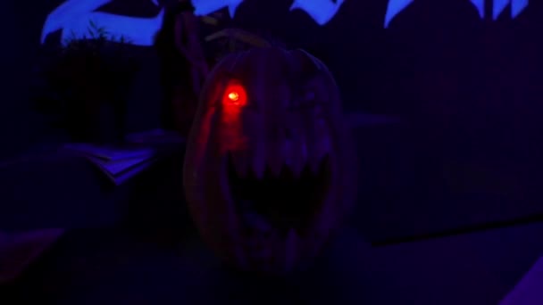Abóbora Assustada Com Mal Esculpido Sorrindo Careta Brilhando Olhos Vermelhos — Vídeo de Stock