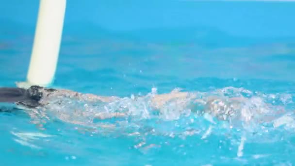 Zblízka Pohled Malé Nožičky Dítěte Narazí Modrou Vodu Stříknout Bazénu — Stock video