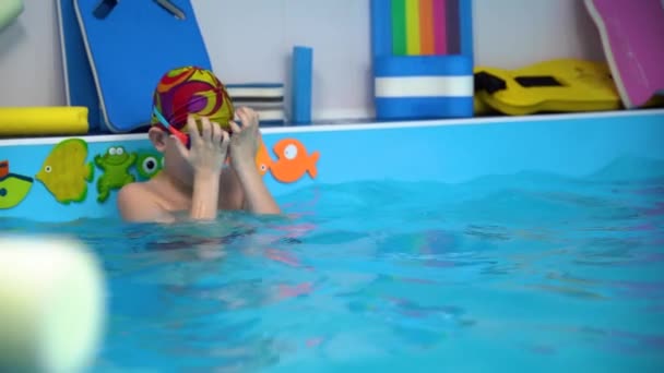 Sekiz Yaşındaki Genç Amerikalı Çocuk Yüzme Gözlüğü Takıyor Yüzme Eşyalarının — Stok video