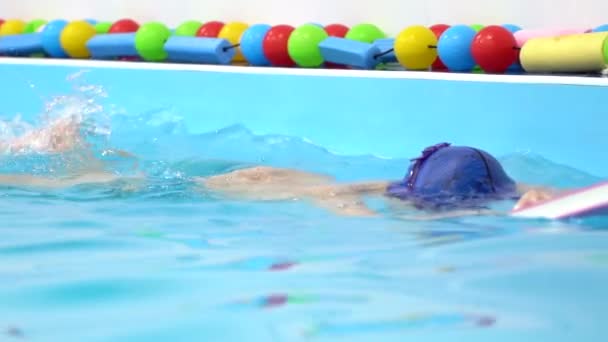 Close Retrato Menino Caucasiano Jovem Nadar Piscina Com Água Azul — Vídeo de Stock