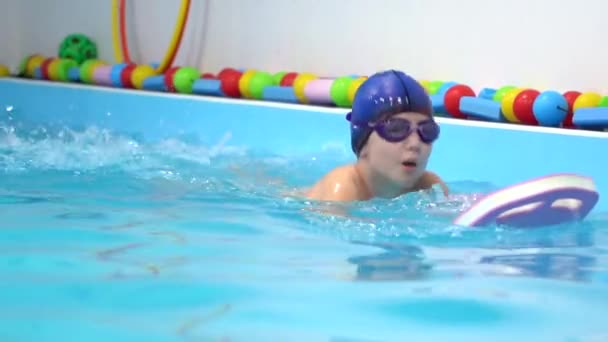 Kleine Jongen Draagt Een Bril Een Pet Oefenen Zwemmen Ademen — Stockvideo