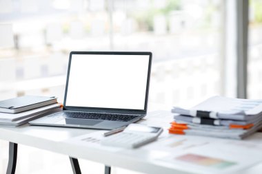 Çalışma alanı bilgisayarı, not ve kalemle boş ekranlı dizüstü bilgisayar. oda içi ya da ofis arka planı