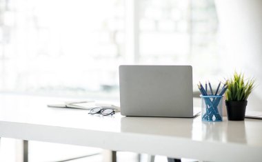 Önplanda beyaz masa ve sulu bitki içeren boş işyerlerini davet etmenin en küçük arkaplan resmi, boşluğu kopyala