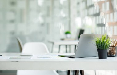 Önplanda beyaz masa ve sulu bitki içeren boş işyerlerini davet etmenin en küçük arkaplan resmi, boşluğu kopyala