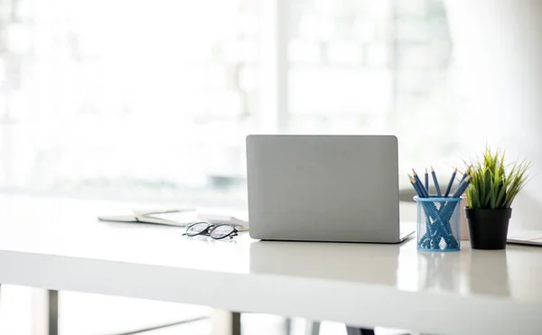 Önplanda beyaz masa ve sulu bitki içeren boş işyerlerini davet etmenin en küçük arkaplan resmi, boşluğu kopyala