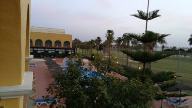 Gökyüzü, ağaç, karayolu, mimari, bina, seyahat, ev, la palma, şehir, manzara, sokak, ağaç, meyve bahçesi, doğa, yaz, park, şehir, ev, gündüz, tatil