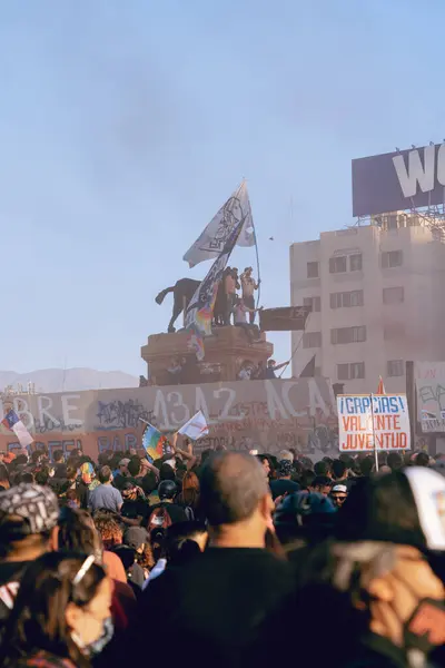 Plaza Baquedano dignità Santiago de chile manifestazione per l'abuso del sistema sanitario — Foto Stock