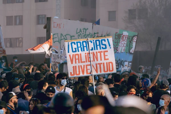 Plaza Baquedano αξιοπρέπεια Santiago de chile διαδήλωση για την κατάχρηση του συστήματος υγείας — Φωτογραφία Αρχείου
