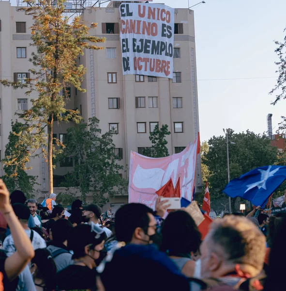 Демонстрация на площади Бакедано в Сантьяго-де-Чили в знак протеста против злоупотреблений в системе здравоохранения — стоковое фото