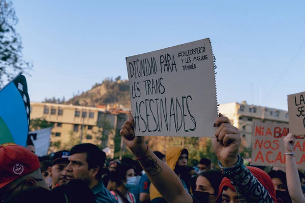 산티아고데칠 레 광장 (Plaza Baquedano dignity Santiago de chile) 은 보건 체계의 남용을 보여 주는 시위이다. — 스톡 사진