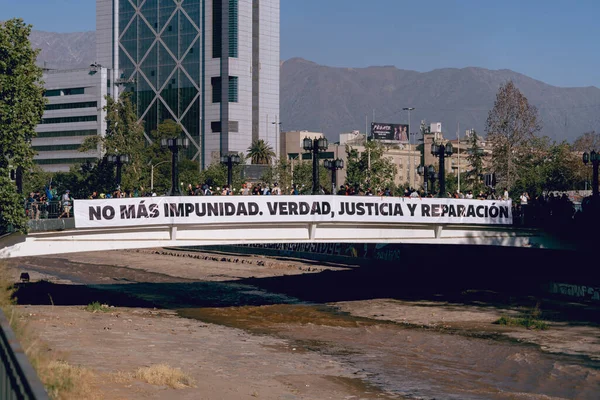 산티아고데칠 레 광장 (Plaza Baquedano dignity Santiago de chile) 은 보건 체계의 남용을 보여 주는 시위이다. — 스톡 사진