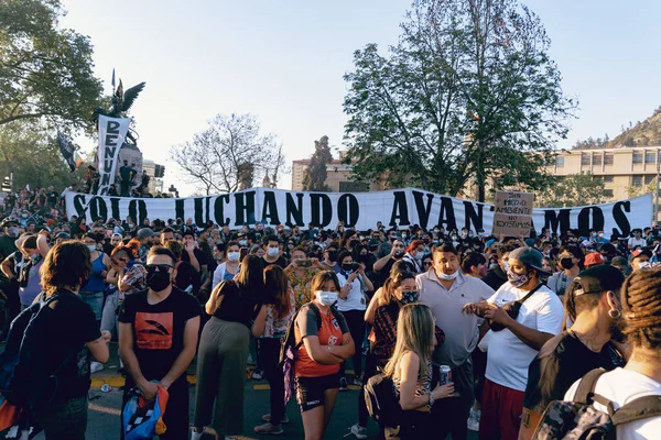산티아고데칠 레 광장 (Plaza Baquedano dignity Santiago de chile) 은 보건 체계의 남용을 보여 주는 시위이다. — 스톡 사진