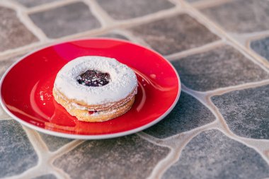 Reçelle doldurulmuş tatlı. İyi bir kahveye eşlik edecek lezzetler.