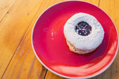 Reçelle doldurulmuş tatlı. İyi bir kahveye eşlik edecek lezzetler.