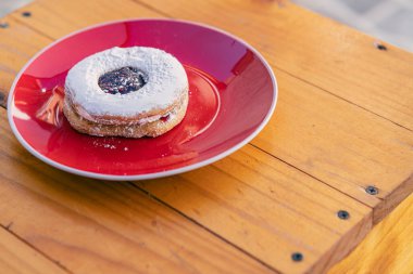 Reçelle doldurulmuş tatlı. İyi bir kahveye eşlik edecek lezzetler.