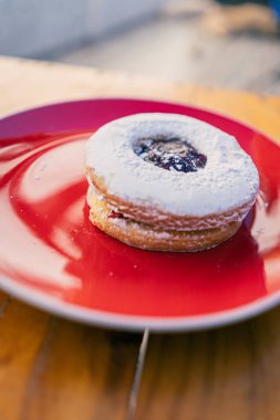 Reçelle doldurulmuş tatlı. İyi bir kahveye eşlik edecek lezzetler.