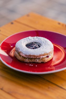 Reçelle doldurulmuş tatlı. İyi bir kahveye eşlik edecek lezzetler.