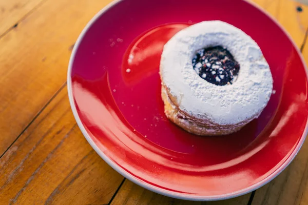 Reçelle doldurulmuş tatlı. İyi bir kahveye eşlik edecek lezzetler.