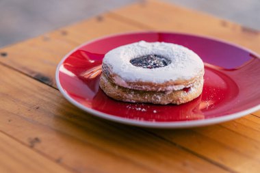 Reçelle doldurulmuş tatlı. İyi bir kahveye eşlik edecek lezzetler.