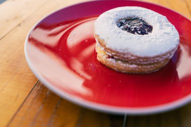 Reçelle doldurulmuş tatlı. İyi bir kahveye eşlik edecek lezzetler.