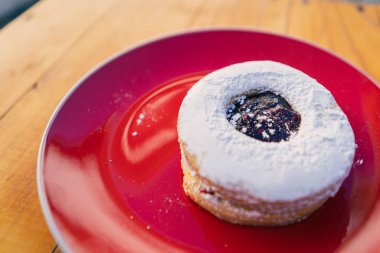 Reçelle doldurulmuş tatlı. İyi bir kahveye eşlik edecek lezzetler.