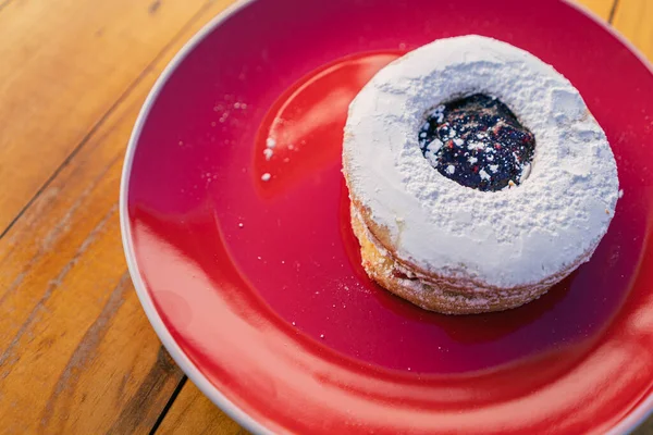 Reçelle doldurulmuş tatlı. İyi bir kahveye eşlik edecek lezzetler.