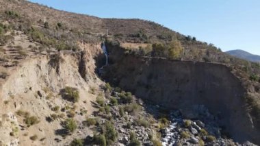 Rancagua 'nın tarlalarından geçerek Rio los Cipreses Ulusal Rezervi' ne gidiyoruz.