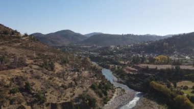 Rancagua 'nın tarlalarından geçerek Rio los Cipreses Ulusal Rezervi' ne gidiyoruz.