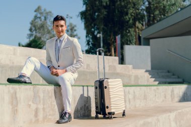 İki renkli kot pantolonlu, siyah beyaz kravatlı ve gözlüklü bir adam..