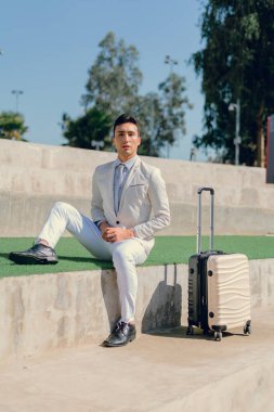 İki renkli kot pantolonlu, siyah beyaz kravatlı ve gözlüklü bir adam..