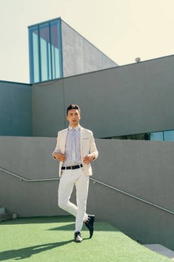 İki renkli kot pantolonlu, siyah beyaz kravatlı ve gözlüklü bir adam..