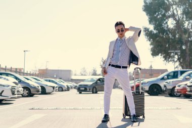 İki renkli kot pantolonlu, siyah beyaz kravatlı ve gözlüklü bir adam..