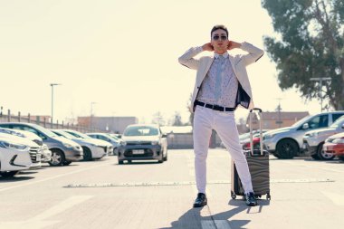 İki renkli kot pantolonlu, siyah beyaz kravatlı ve gözlüklü bir adam..