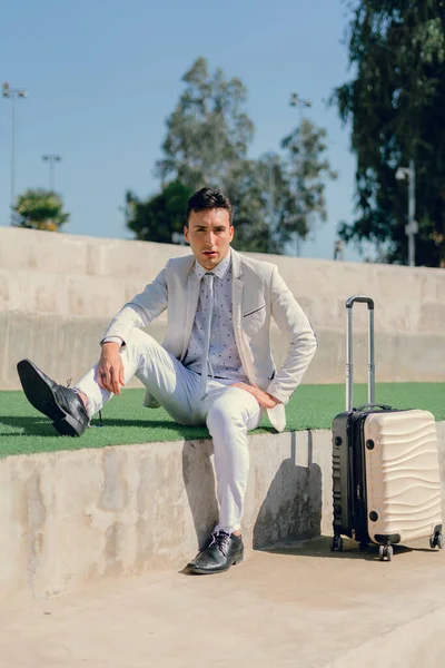 İki renkli kot pantolonlu, siyah beyaz kravatlı ve gözlüklü bir adam..