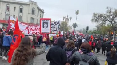 SANTIAGO, ŞİLİ - 4 Eylül 2022: askeri diktatörlükteki zorla kaybolmalar için gösteri. Yüksek kaliteli FullHD görüntüler